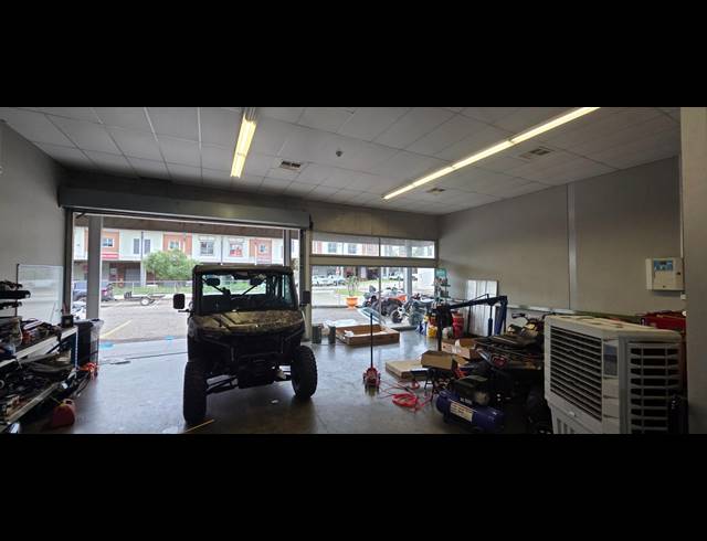 1,360M² SHOWROOM TO LET IN RIVERSIDE PARK
